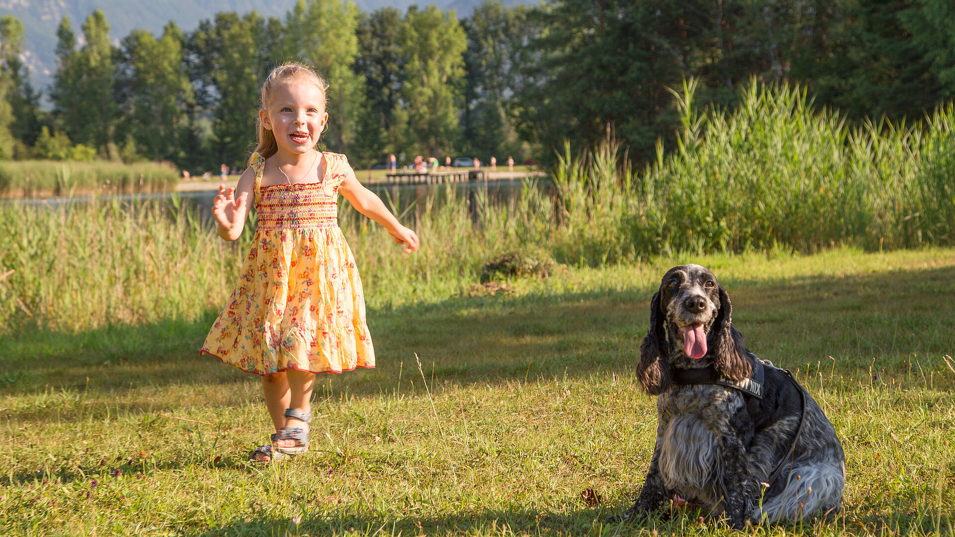 Mädchen mit Hund am Campingplatz