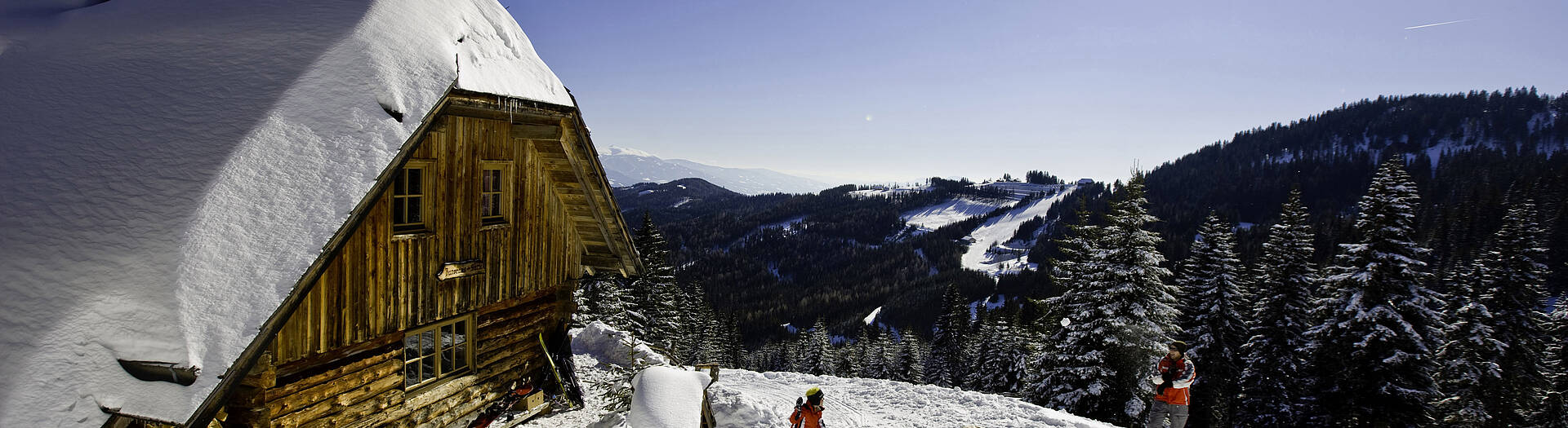 Schneeballschlacht bei der Hütte 