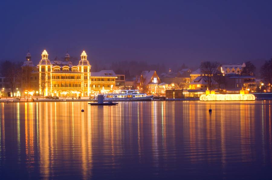 Veldener Bucht mit dem schwimmenden Adventkranz und dem schwimmenden Kunsthandwerksmarkt