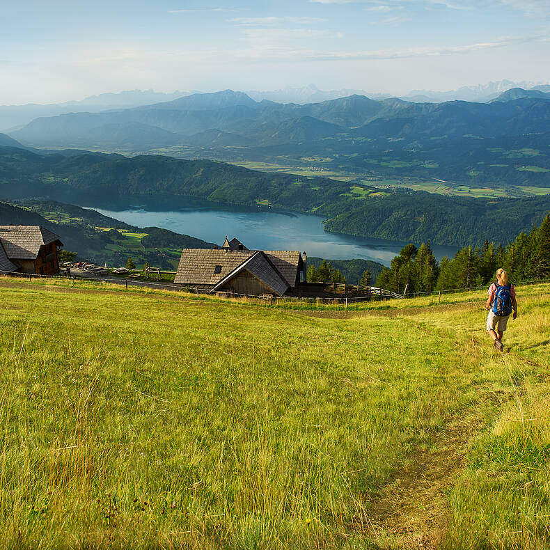 Wanderer auf dem Alpe Adria Trail mit Blick auf See