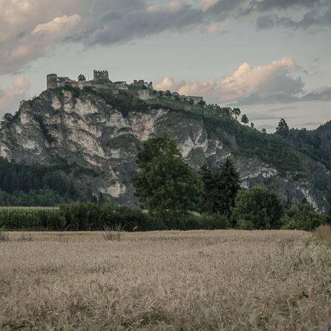 <p>Das markante Wahrzeichen von Griffen, der Griffener Schlossberg mit der Burg, beherbergt eine Tropfsteinhöhle.</p>