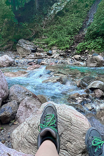 Rast in der Garnitzenklamm neben dem türkisfarbenem Wasser