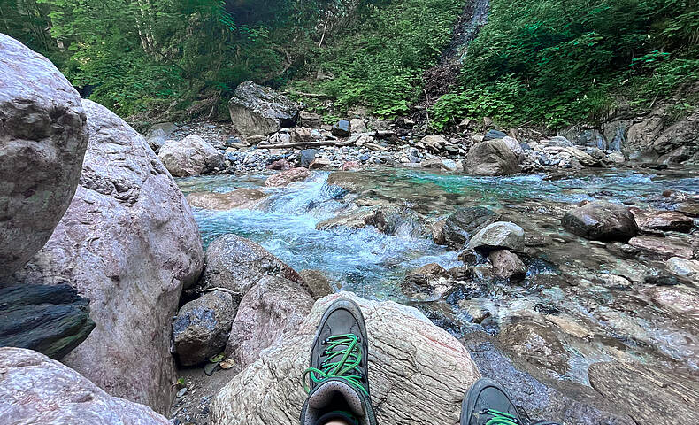 Rast in der Garnitzenklamm neben dem türkisfarbenem Wasser