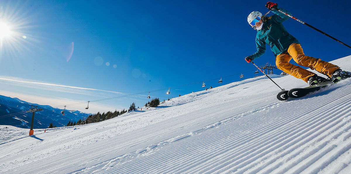 Frau beim Skifahren am Katschberg