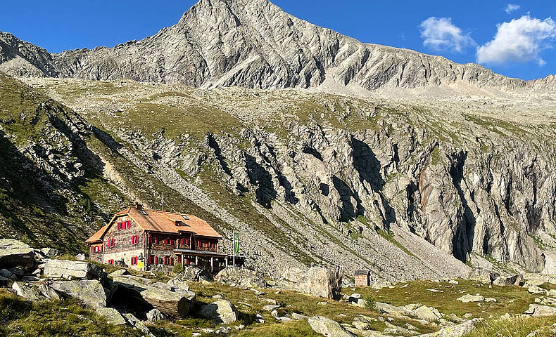 Arthur-von-Schmid-Haus mit Blick aufs Saeuleck