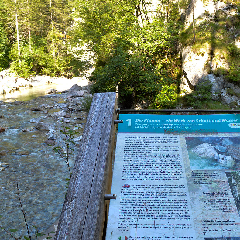 Infotafel in der Garnitzenklamm vom Geopark Karnische Alpen