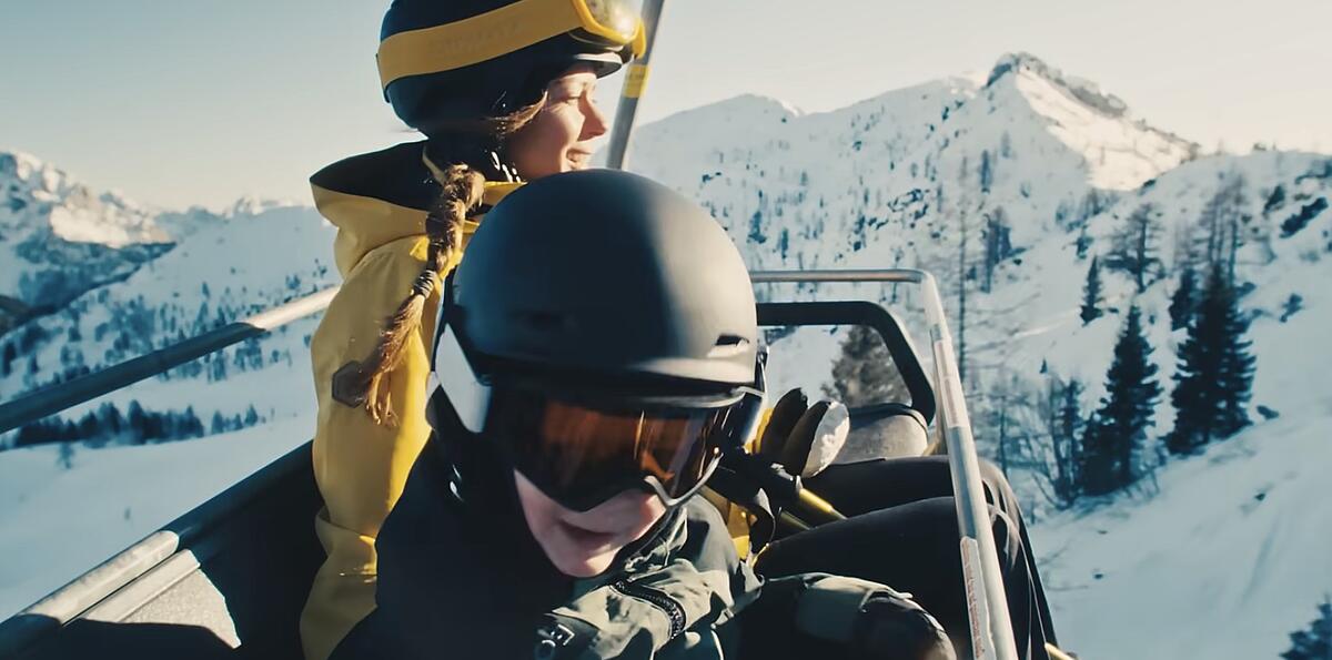 Mama und Sohn am Skilift