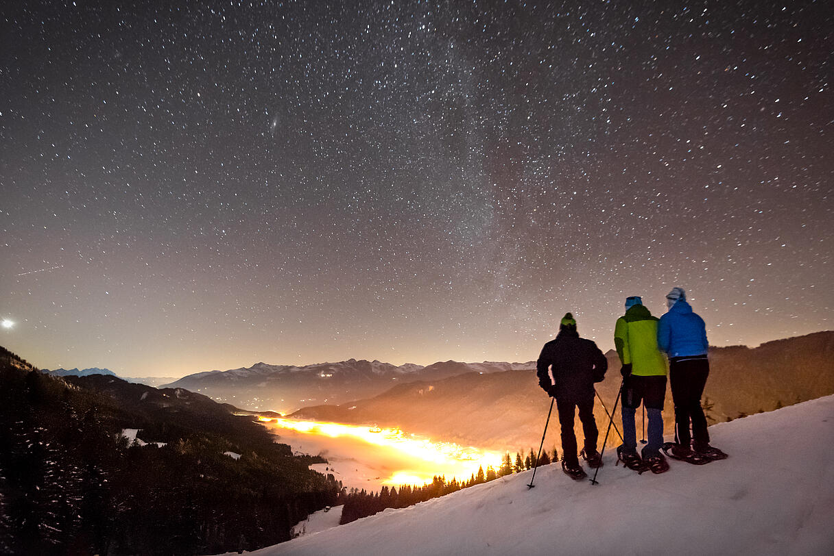 Sternenhimmel über dem Weissensee im Winter Winterwanderer genießen den Sternenhimmel über dem Weissensee in verschneiter Wintelandschaft.