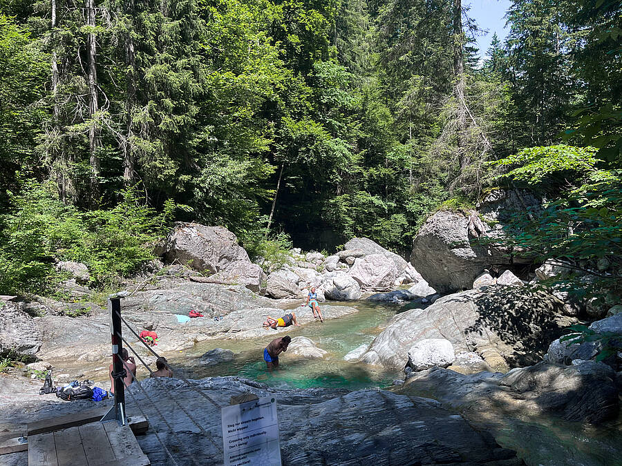 Bademöglichkeit in der Garnitzenklamm mit Rast auf den rundgeschliffenen Steinen