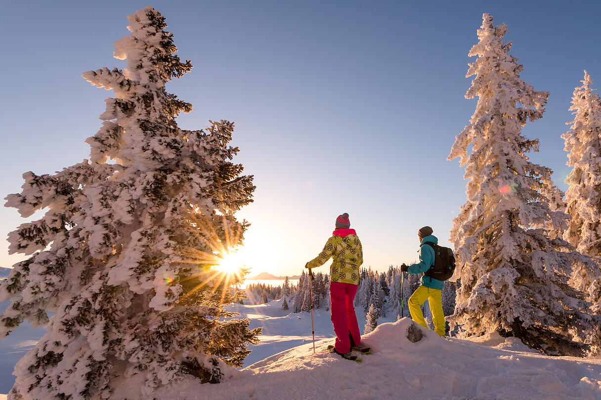 Schneeschuhwandern bei Sonnenuntergang - Region Villach Schneeschuhwandern bei Sonnenuntergang - Region Villach
