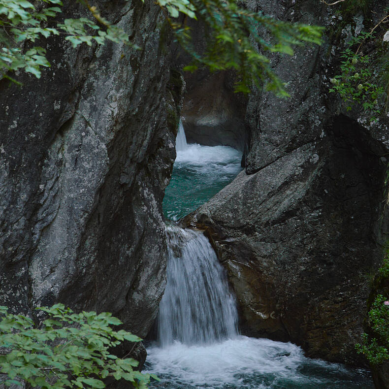 Garnitzenklamm mit tuerkisfarbenem Wasser zwischen den Felsen
