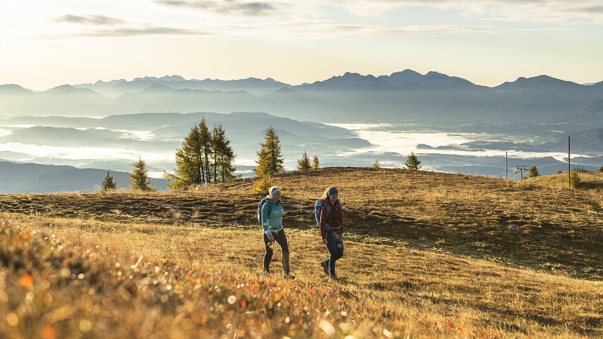 Frauen beim Wandern auf der Gerlitzen Alpe im Herbst