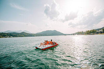 Baden in der Region Suedkaernten mit dem Tretboot am See