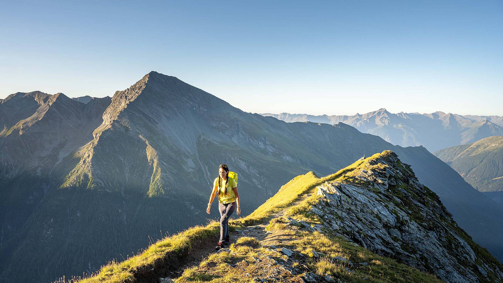 Frau am Gipfelgrat beim Weitwandern in den Hohen Tauern