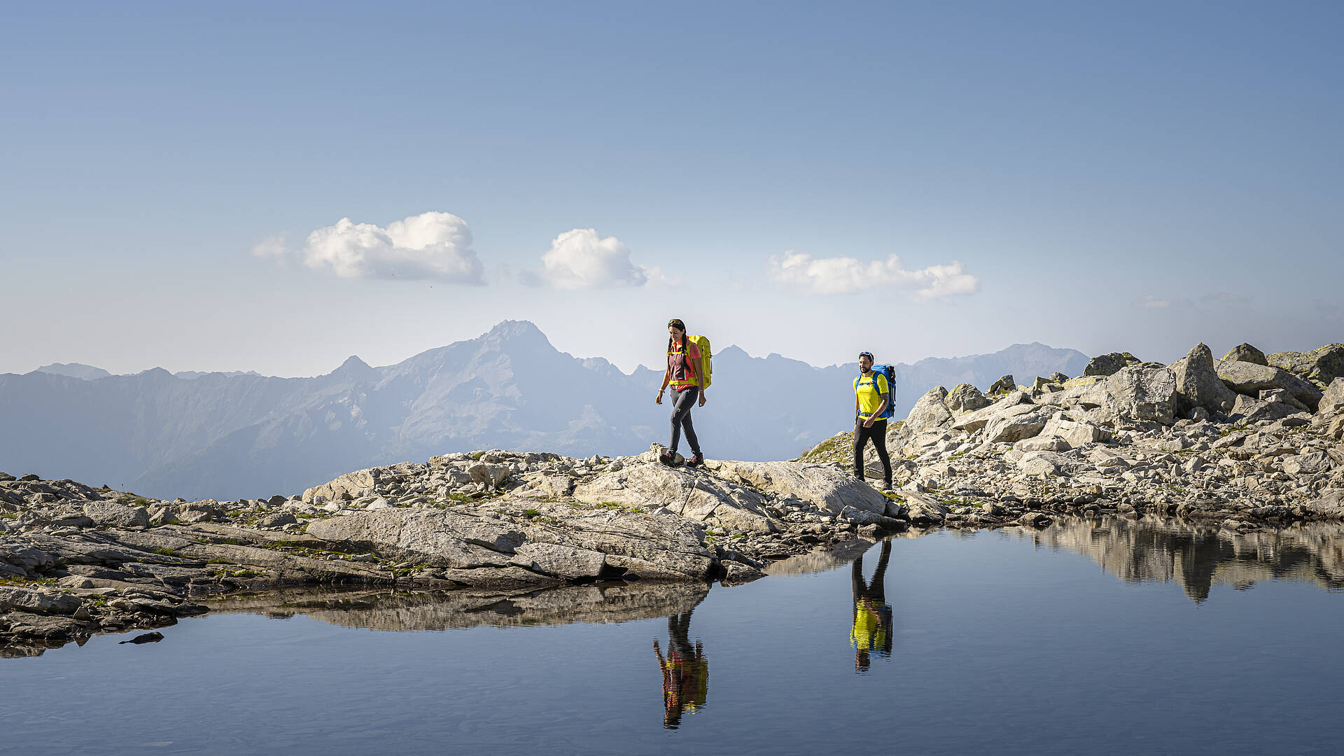 Weitwandern am Tauernhoehenweg entlang eines Bergsees