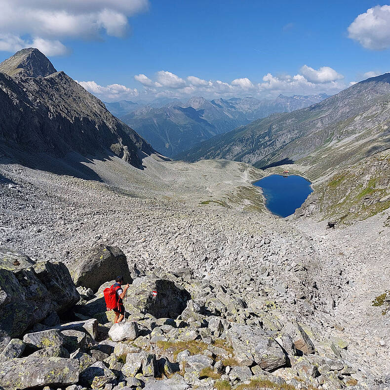 Tiefblick auf den Dösner See beim Abstieg vom Saeuleck