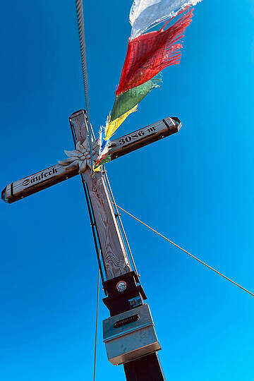 Saeuleck Gipfelkreuz in der Ankogelgruppe 3086 m mit Fahne