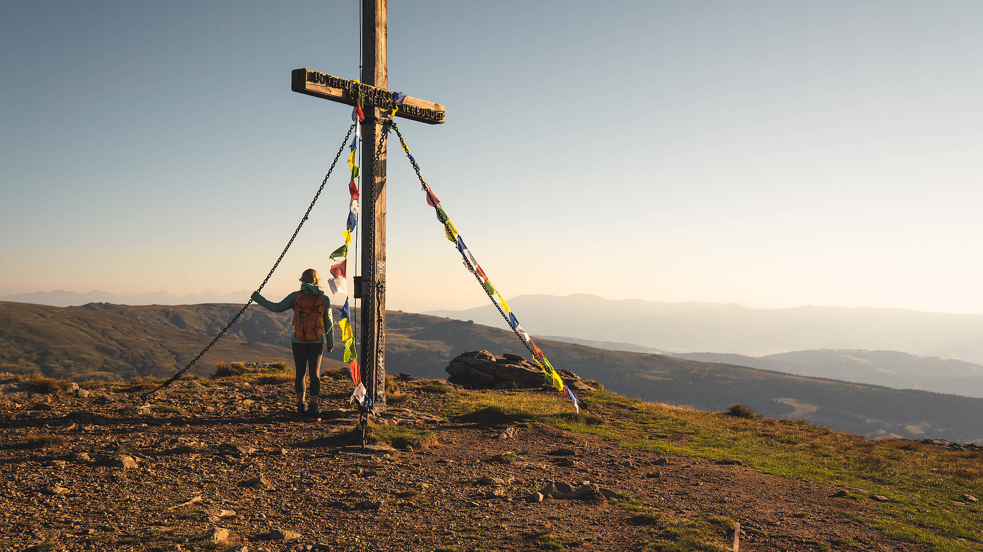 Frau am Gipfelkreuz am Panoramaweg Suedalpen Etappe-18 Klippitz