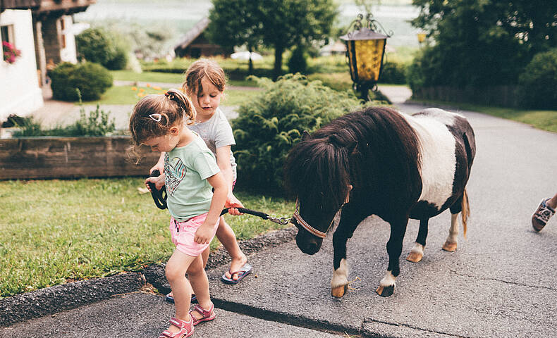 Kinder beim Bauernhof Lilg Obergasser 