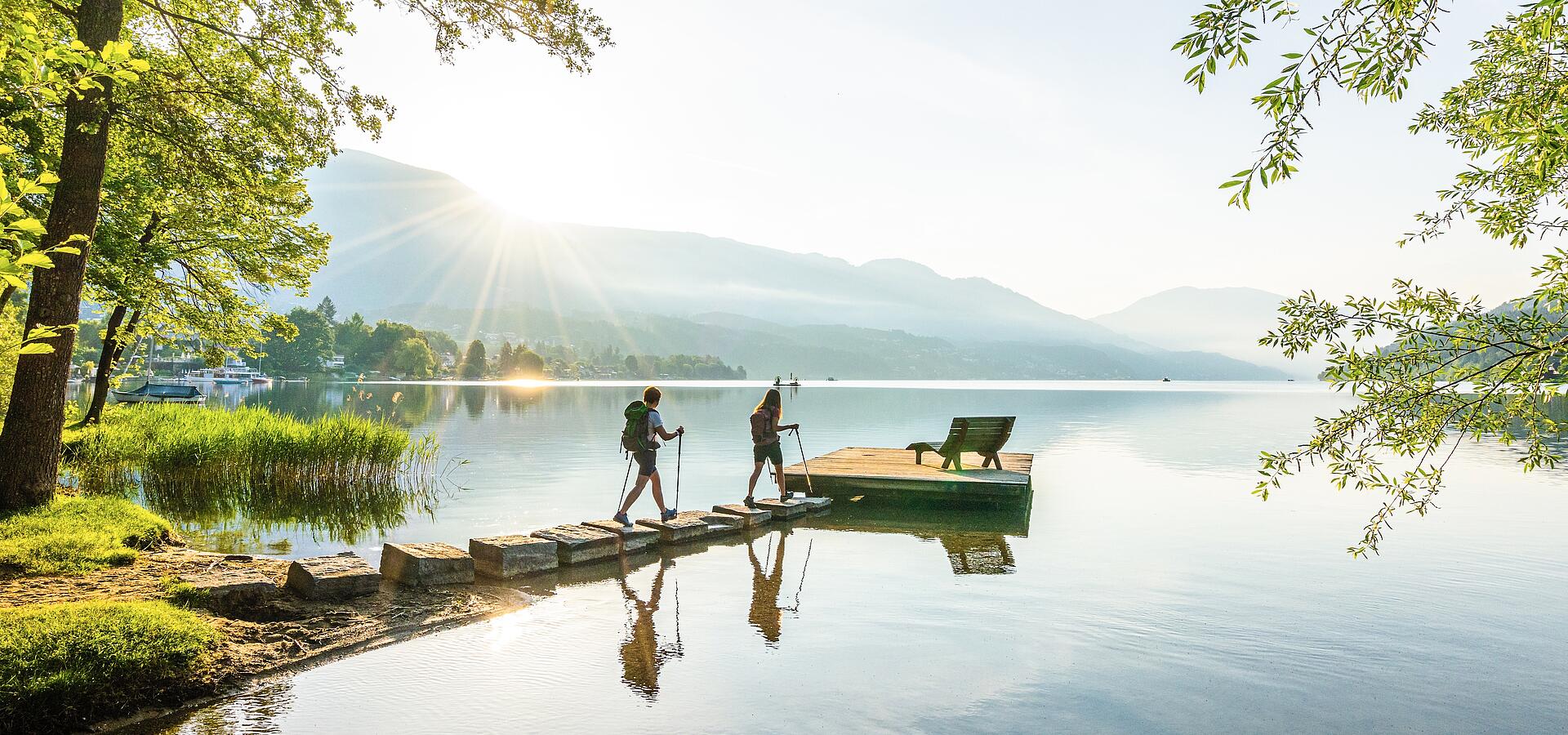 Zwei Wanderinnen am Via Paradiso im Klingerpark Millstaetter See