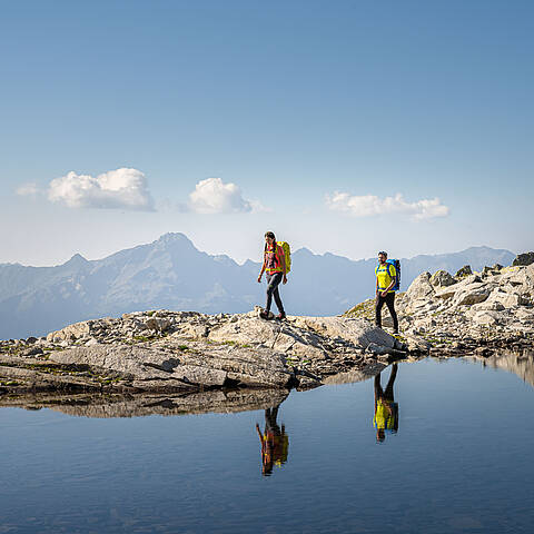 Weitwandern entlang eines Bergsees in den Hohen Tauern