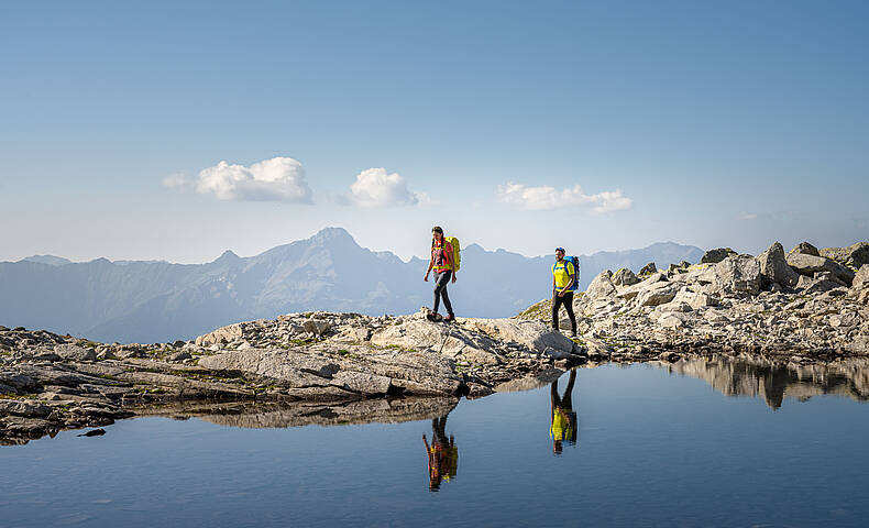 Weitwandern entlang eines Bergsees in den Hohen Tauern