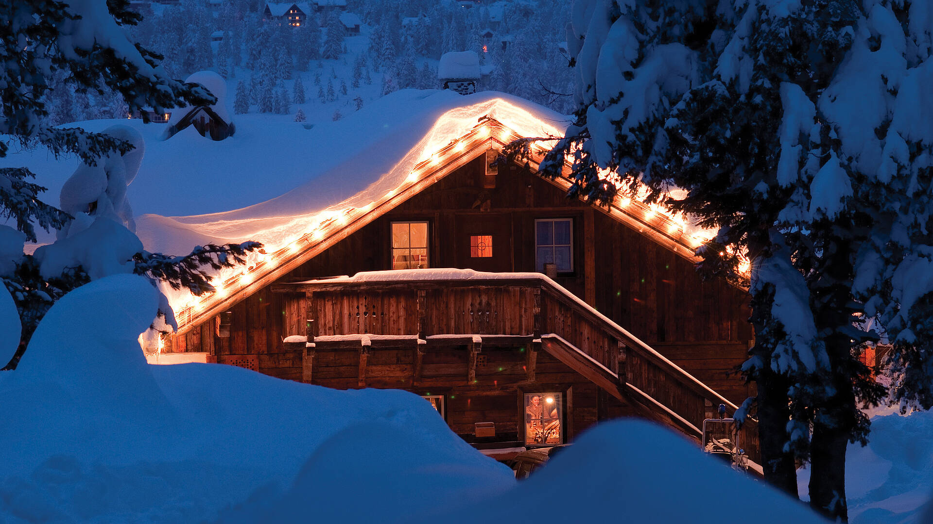 Almhütte im Winter bei Nacht 