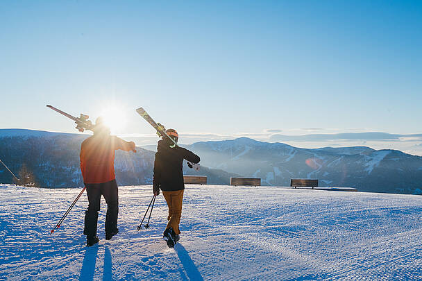 Paerchen am Weg zum Skifahren in Bad Kleinkirchheim St. Oswald