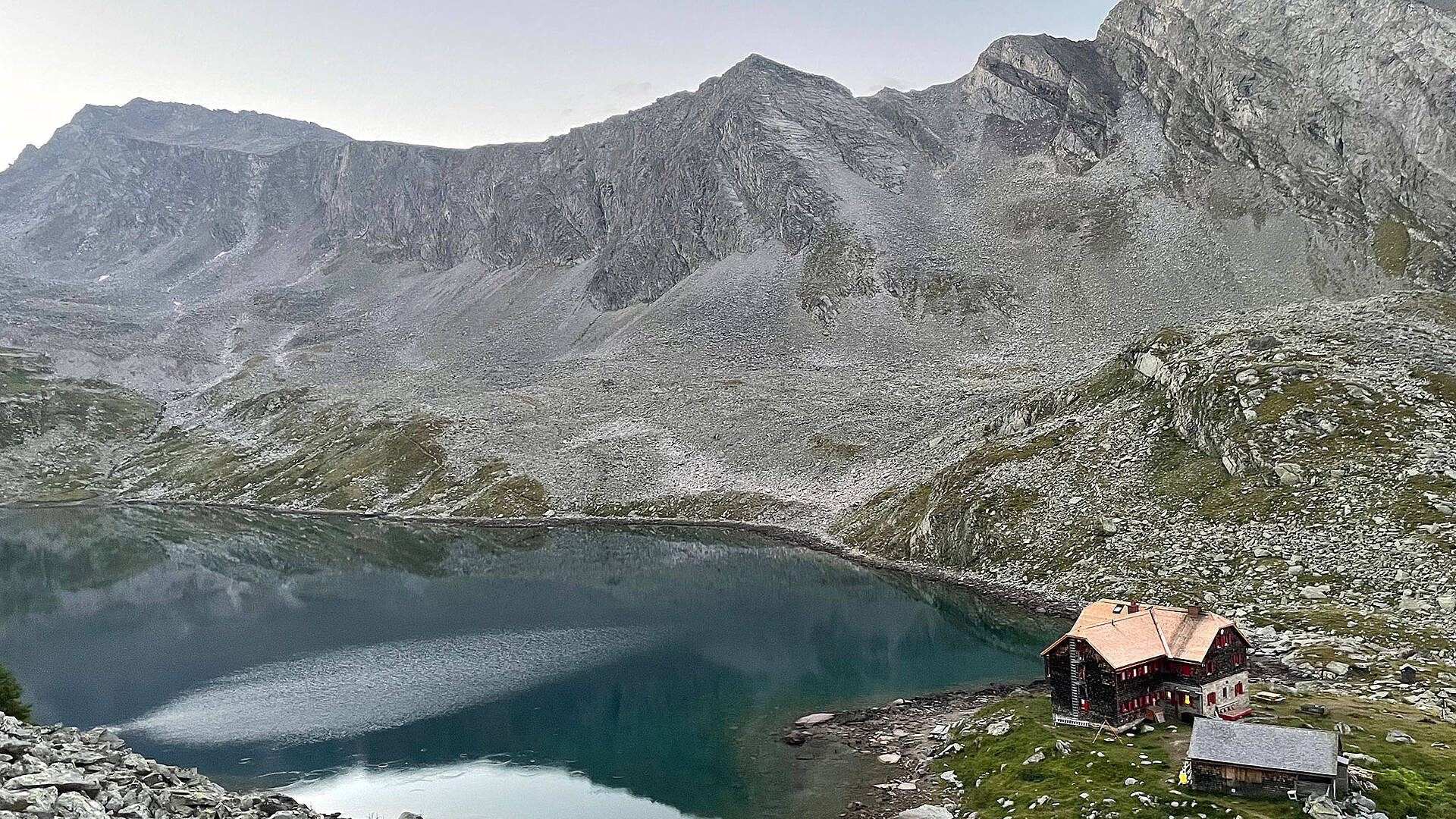 Arthur-von-Schmid-Haus beim Dösensee in der Morgensonne