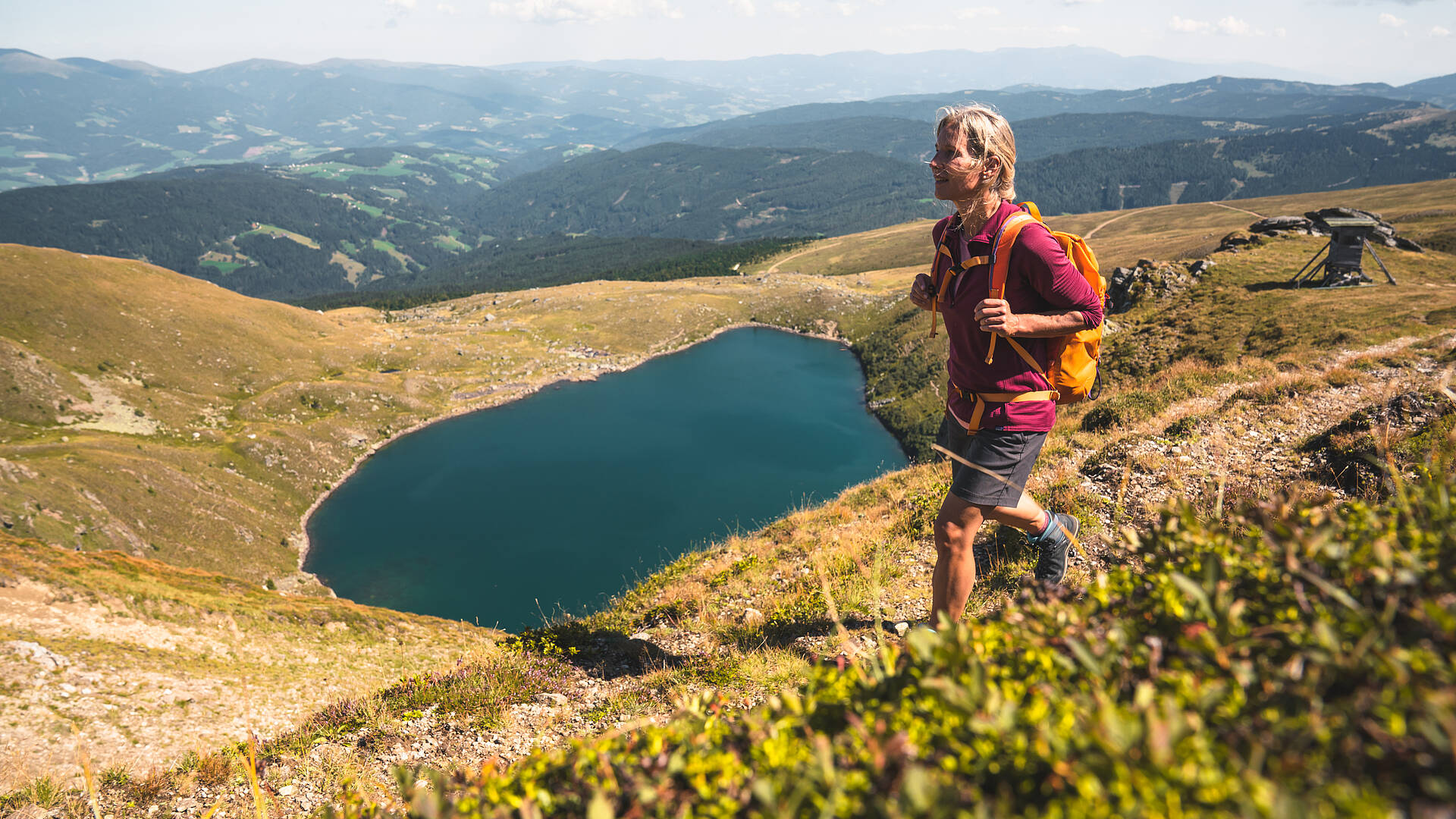 Frau am Panoramaweg-Suedalpen Etappe 20 Zirbitzkogel