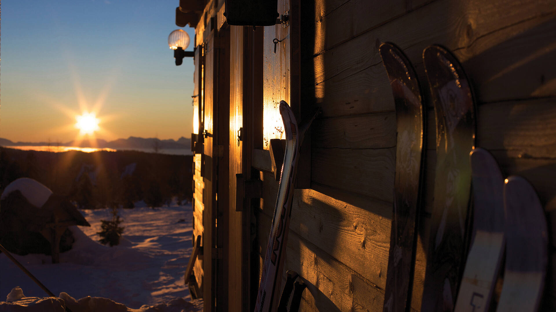 Hütte im Winter bei Nacht am Falkert