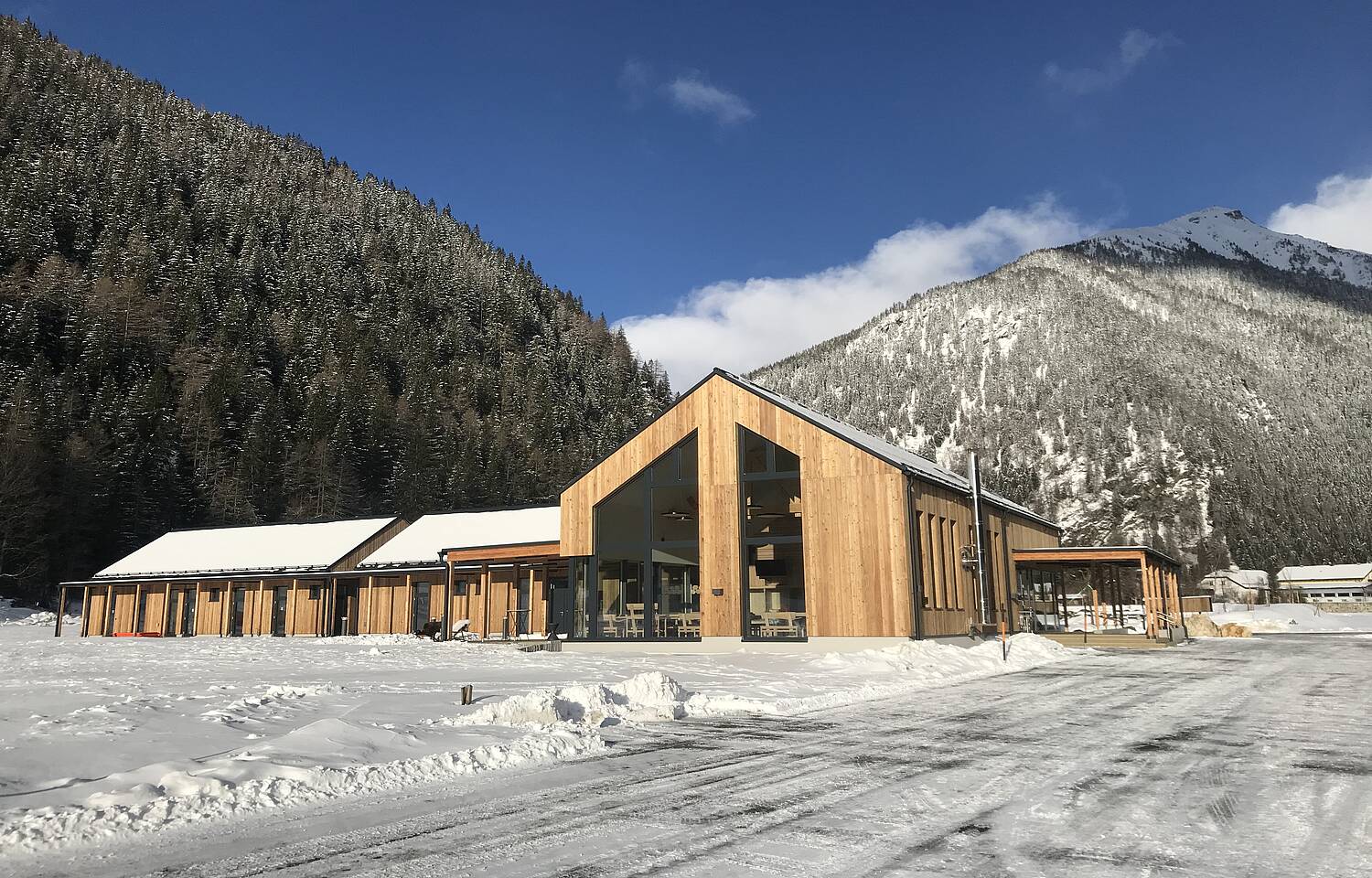 HOCHoben Camping Haupthaus im Winter